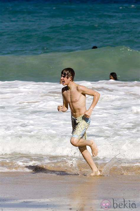 Justin Bieber Corriendo En La Playa Con El Torso Desnudo Justin Bieber Sin Camiseta Sus Fotos