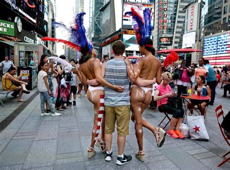 De Blasio Promises Crackdown Against Nearly Nude Women In Times Square