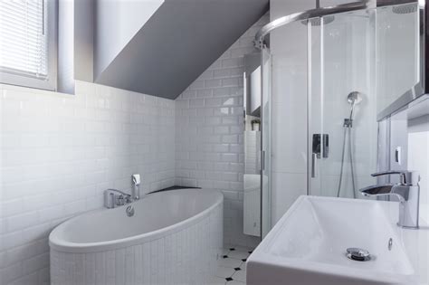 Ideen gemeinsam dein kleines bad planen. dusche-kleines-badezimmer-dachschräge-eng-platzsparend ...