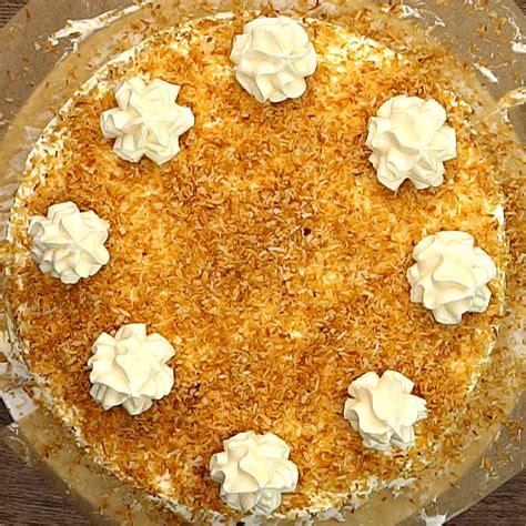 Wir zeigen euch ein einfaches rezept, mit dem ihr die kokostorte backen könnt. Raffaello Kuchen | Raffaello kuchen, Lebensmittel essen ...