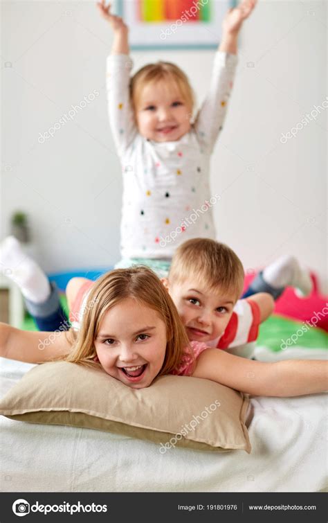 Heureux Petits Enfants Avoir Plaisir Dans Le Lit à La Maison Image