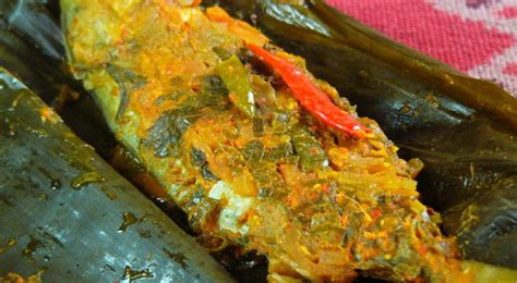 ~ 10 siung bawang merah ~ 2 ekor ikan asin peda. Resep Pepes Ikan Daun Popohan : Okezone Lifestyle