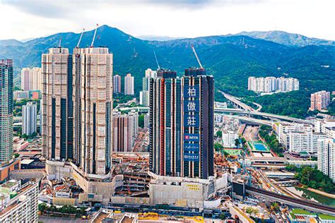 柏傲莊（英語：the pavilia farm）位於香港 新界 沙田區 車公廟路18號，為港鐵大圍站 上蓋發展項目。 按港鐵於2009年已獲批的規劃，可建8幢樓高40至49層住宅樓宇1，提供約2,900個單位（最後增至3. 大圍站柏傲莊或下周開價 - 財經 - 香港文匯網