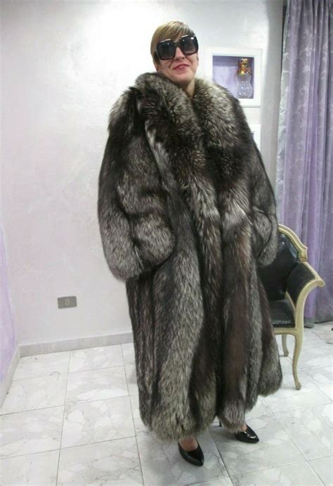 Épinglé Sur Mature Woman With Fox Fur
