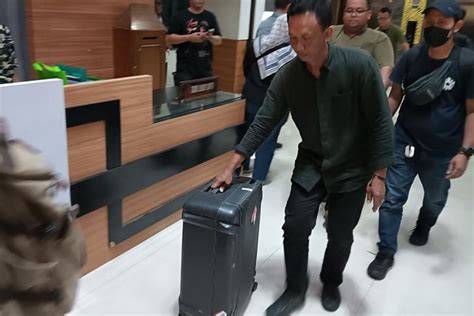 Tinggalkan Balai Kota Semarang Penyidik KPK Bawa Tiga Koper Besar ANTARA News Yogyakarta