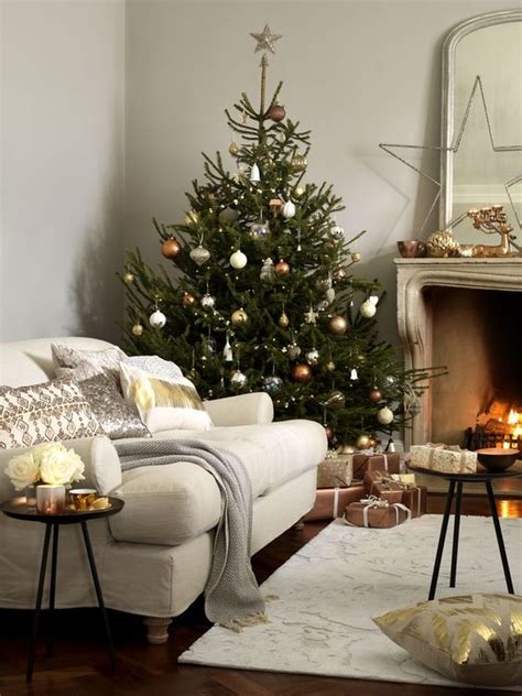There are a multitude of different ways in which to incorporate a copper aesthetic into an interior, from small decor accents, fixtures and fittings, to all out statement pieces of. 28 Chic Copper Christmas Décor Ideas - DigsDigs
