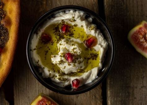 Je suis née au liban et j'y ai vécu jusqu'à mes 24 ans. Levante Küche: selbstgemachter Labneh Käse mit Balila und ...