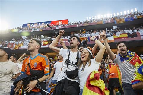 Ban đầu, cúp có tên là copa del ayuntamiento de madrid. Thua 1-2 trước Valencia, Barca để tuột mất chức vô địch ...