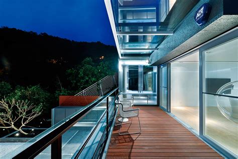 Jardín, terraza, bbq, todos los pisos y pasamanos de escalera en madera pumaquiro. Diseño de casa moderna dos pisos