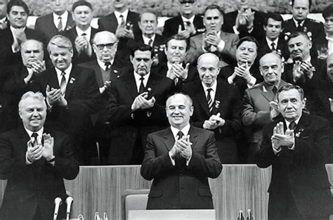Mikhaïl gorbatchev devenait de président de l'urss et allait se révéler farouche réformateur. Major Events During the Cold War timeline | Timetoast ...
