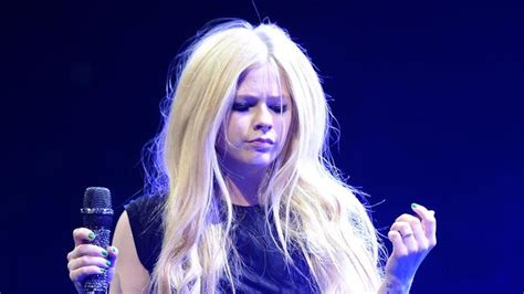 Avril Lavigne Mystery Illness Singer Asks Fans To Pray For Her