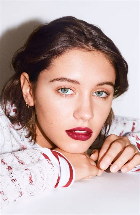 Jude Laws Teenage Daughter Iris Lands First Modelling Campaign With