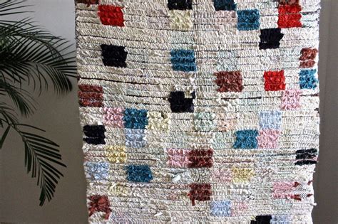 Dans le tapis noué main, on reconnaît l'aspect artisanal par l'irrégularité des nœuds tant au niveau ainsi par exemple, pour reconnaître un tapis iranien noué main, vous constaterez que les nœuds ne. Tapis boucherouite noué main - Luckyfind