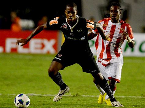 The 2018 season is club de regatas vasco da gama's 120th complete calendar year in existence, the club's 103rd season in existence of football, and the club's 45th season playing in the brasileirão série a, the top flight of brazilian football. Vasco x Náutico | Vasco da Gama - Fotos