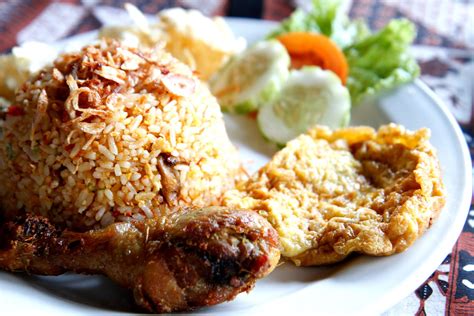 Nasi goreng adalah salah satu kuliner sejuta umat di indonesia. Nasi Goreng Ayam Telur | Darren Sim | Flickr