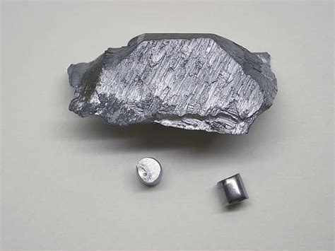 vanadium dioxide is a metal that conducts electricity but ac
