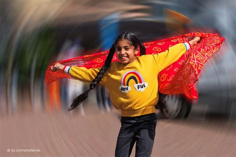 Pure Joy Foto And Bild Menschen In Aktion Junges Girl Nagar Kirtan