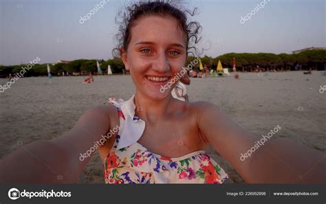 hermosa adolescente bikini hace divertido selfie muecas con verano mar fotografía de stock