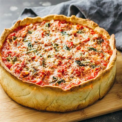 After trying some deep dish pizza in chicago we knew it had to be added to the list of recipes we recreate. Chicago deep dish pizza with spinach - savory tooth