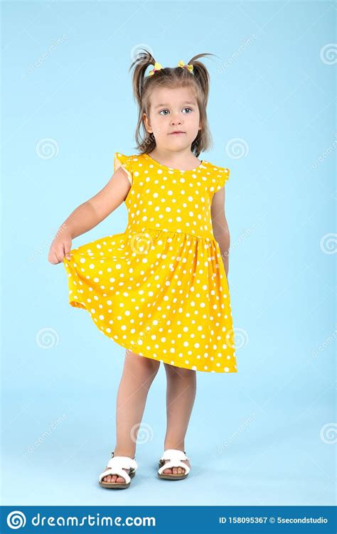 Девочка В Желтом Платье Фото — Платья Тут Ру