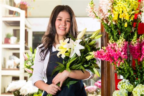 Premium Photo Female Florist Holding A Bouquet
