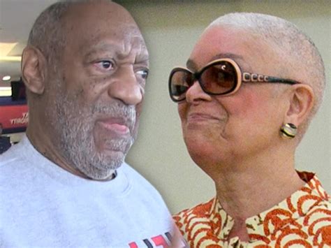 Bill Cosby S Wife Camille Seen Without Wedding Ring Rep Denies Any