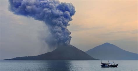 The 1883 Krakatau Eruption A Year Of Blue Moons Natural History Museum
