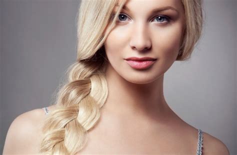 Sleeping with your hair out can actually cause damage to your hair. Cinco peinados con los que dormir para lucir un pelo ...