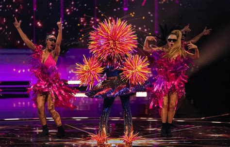 Fans Are Convinced The Masked Singers Firework Is A Love Island Star