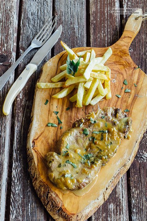 Permite ocho a nueve minutos de tiempo total de cocción para una chuleta de 3/4 de pulgada, volteándolas a medio tiempo de cocción o cuando estén doradas por encima. Chuleta de cerdo en salsa dulce de mostaza. Receta