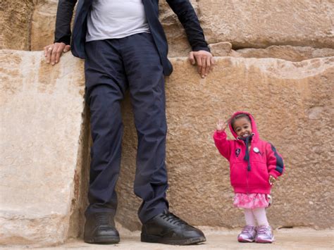 Worlds Tallest Man Meets Worlds Smallest Woman At The Great Pyramids