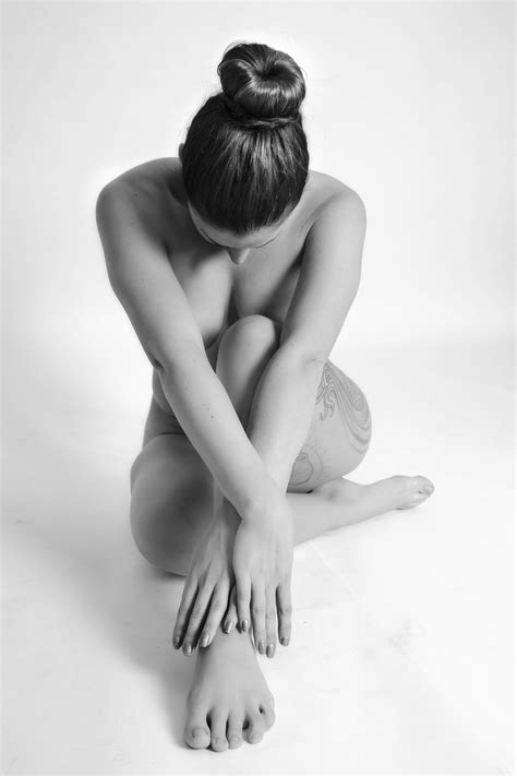 Fotos Gratis Mano En Blanco Y Negro Mujer Fotograf A Hembra Pierna Modelo Dedo Sentado