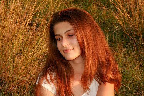 無料画像 草 女の子 女性 ヘア 太陽光 ポートレート モデル 秋 ファッション レディ 表情 髪型 スマイル 長い髪 赤毛 そばかす 面 植生 眼