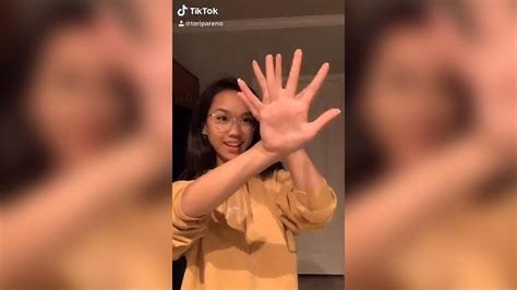 tiktok video of woman doing finger tricks goes crazy viral on twitter can you copy her moves