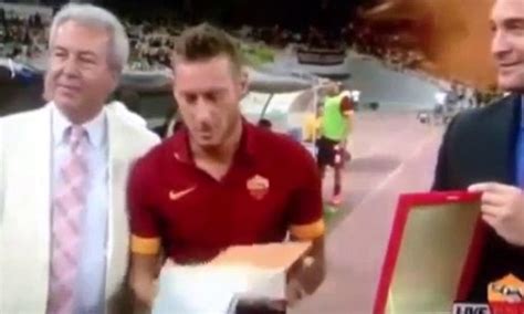 Francesco Totti Drops Plaque Aek Athens Gave To Him Celebrating Roma