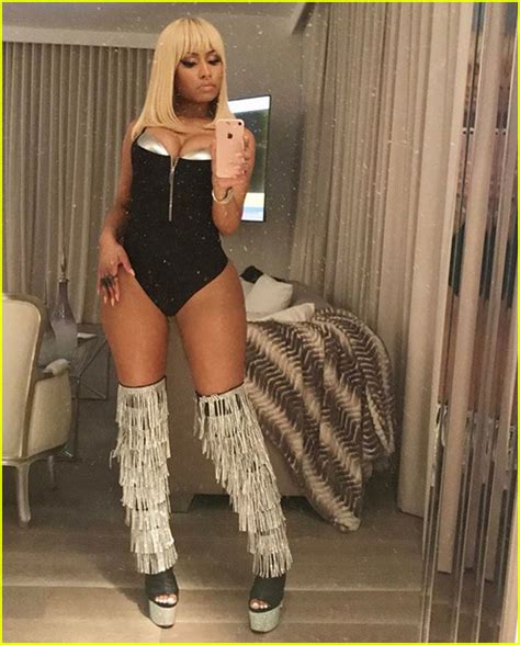 Nicki Minaj Flaunts Her Booty In Hot Mirror Selfie See The Photo Photo 3941167 Nicki Minaj