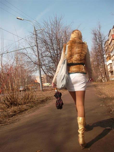 ФотоМафия • Девушка на улице в белой мини юбке • Клуб фотоохотников на девушек