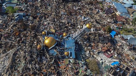 Photos Show Horrific Aftermath Of Indonesia’s Deadly Tsunami Vice News