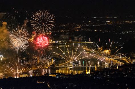 Diese id sorgt dafür, dass ein besucher als gast oder eingeloggter benutzer eindeutig identifiziert werden kann. Budapester Feuerwerk zum Nationalfeiertag wieder einmal ...