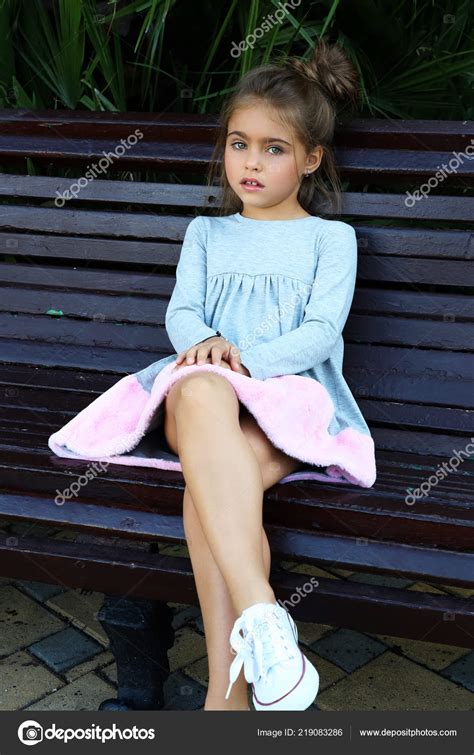 Enfant Adolescent Fille Blonde Assis Sur Banc Dans Une Jupe Image Libre De Droit Par Be Ve