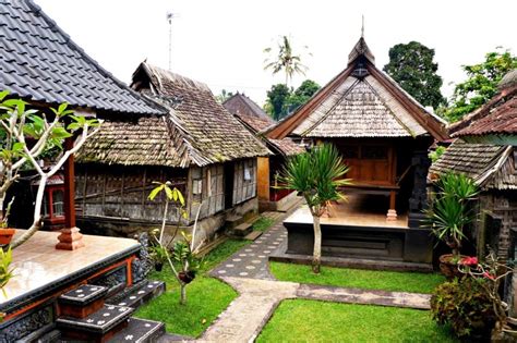 Pembangunan rumah adat tradisional bali juga mengikuti aturan khusus seperti letak bangunan, dimensi pekarangan, arah, desain, struktur bangunan dan konstruksi. Mengenal Arsitektur Bali dan Keunikannya Secara Lengkap