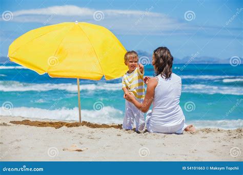 Madre Con El Hijo En La Playa Imagen De Archivo Imagen De Gente Hijo