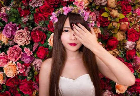 [フリー写真] 花の背景と片目を隠す台湾の女性でアハ体験 Gahag 著作権フリー写真・イラスト素材集 Gahag 著作権フリー写真・イラスト素材集