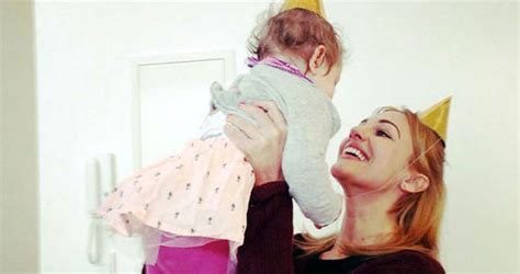 Ünlü oyuncu meryem uzerli facebook hesabından ilk defa kızı lara'nın fotoğraflarını paylaştı. Meryem Uzerli kızı Lara'nın doğum gününü kutladı - Magazin ...