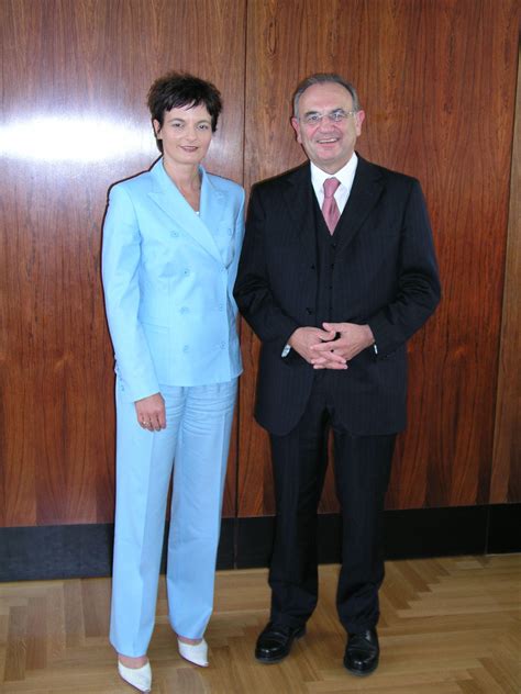 Doch inzwischen gehen ruth und lukas metzler (beide 45) «getrennte wege». Bild: Besuch der Schweizer Justizministerin bei ...