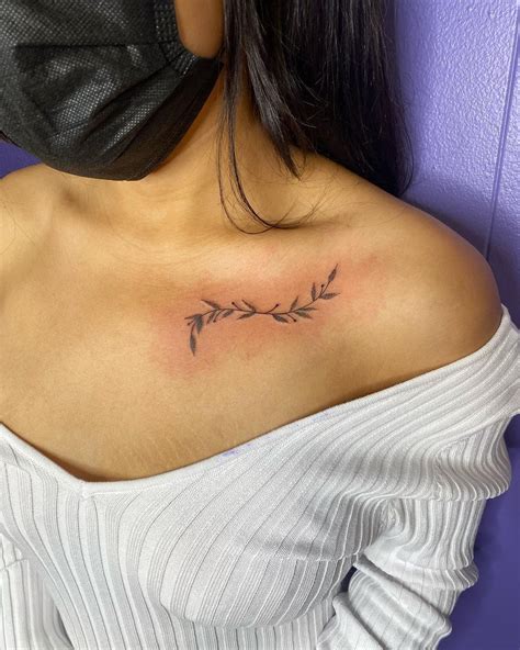 Nice 23 Collar Bone Tattoos For Everybody In 2021 Spine Tattoos Mom