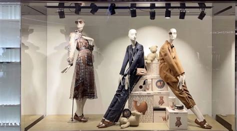 How To Design A Store Window Display