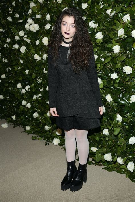 How To Dress Like Lorde For Halloween Hint Its Essentially Like