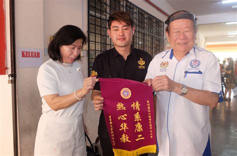 Remember the 'datuk sri' that assaulted three rela officers at an ampang temple in october 2017? Kee Hua Chee Live!: DATO SRI NICKY LIOW SOON HEE OF WINNER DYNASTY GROUP DONATED 2,800 FACE ...