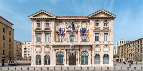 Des pointeuses à la mairie de Marseille pour lutter contre l